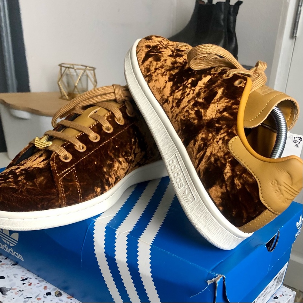 NWT limited edition Gold/Cognac/Brown Crushed Velvet Adidas Stan Smith size 8m